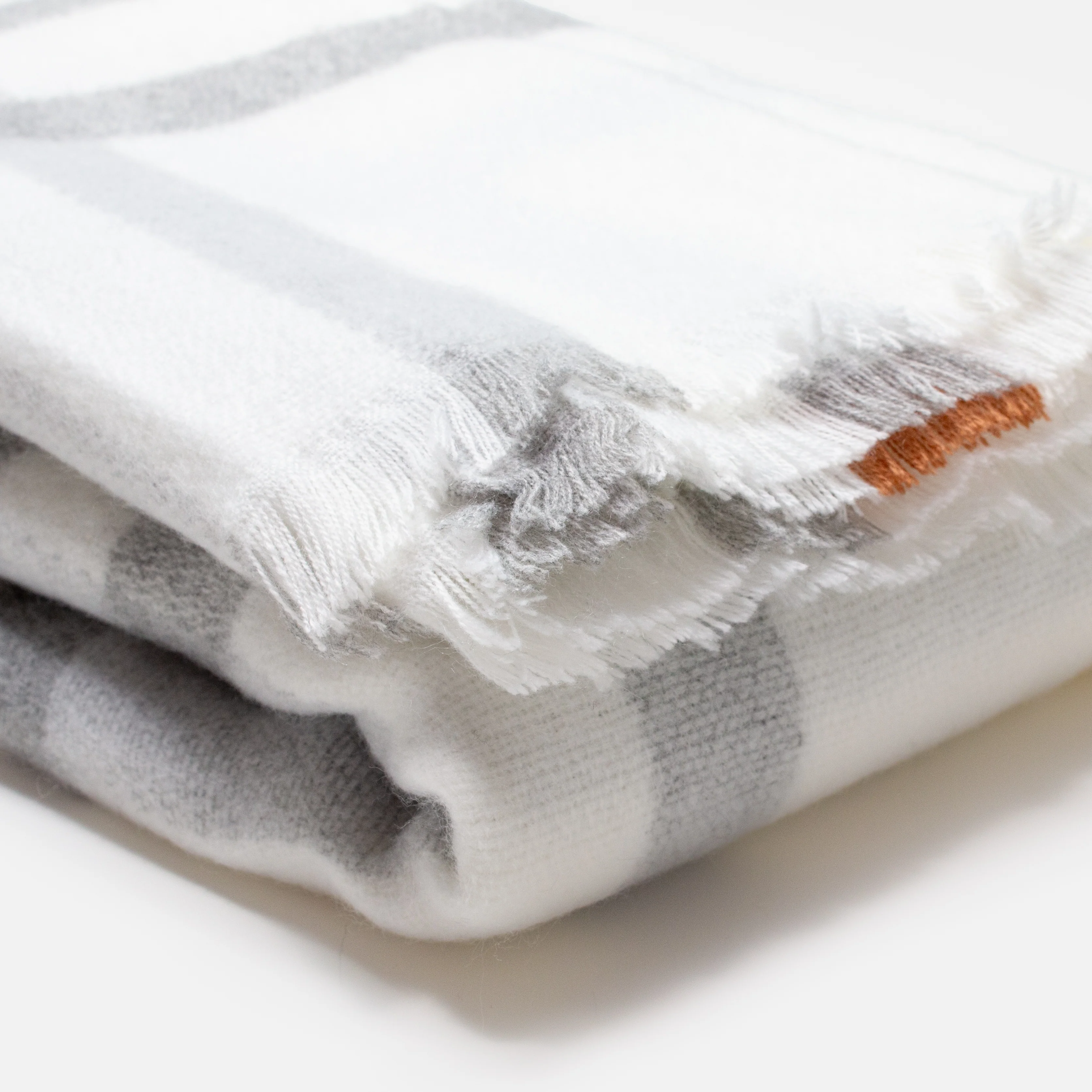 Foulard blanc à carreaux gris et caramel - Image 3